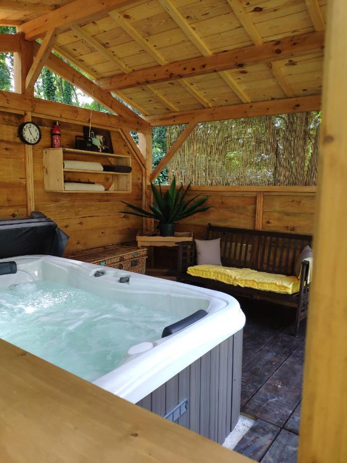La Roulotte D'Emilie Et Son Jacuzzi Prive Hotel Beurlay Exterior photo