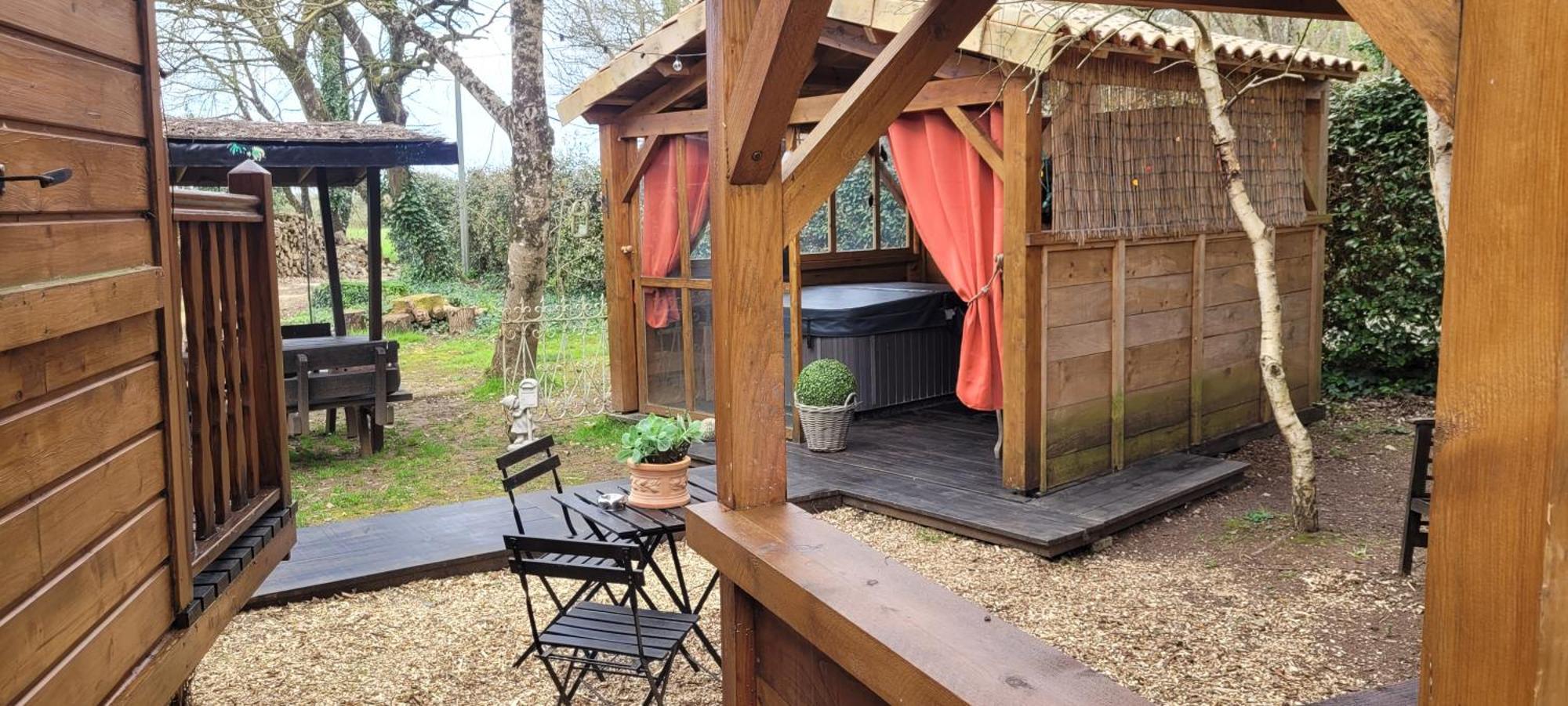La Roulotte D'Emilie Et Son Jacuzzi Prive Hotel Beurlay Exterior photo